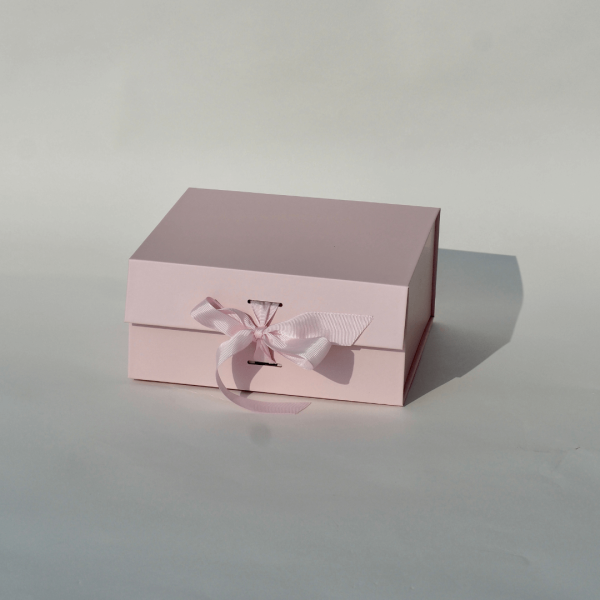 Malá dárková růžová krabička